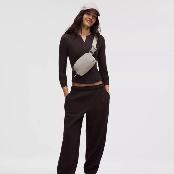 LULULEMON EVERYWHERE BELT BAG 1L — WARM ASH GREY — NWT - Picture 1 of 6